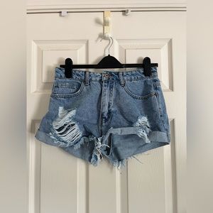 NWOT! Forever21 Light Wash Denim Shorts Size: 28